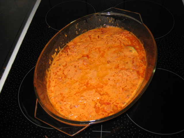 Broileria ja tomaattikastiketta uunissa - Resepti 
